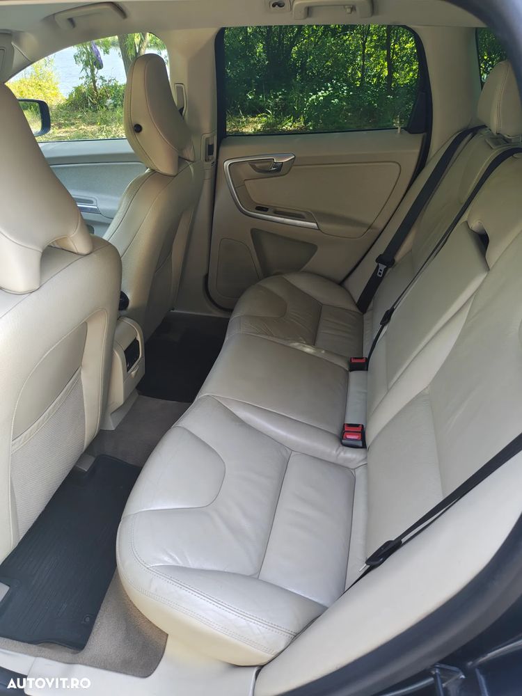 Volvo XC 60 2.4D AWD Momentum - 11