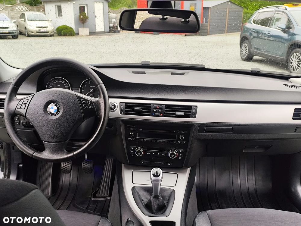 BMW Seria 3 318i - 30