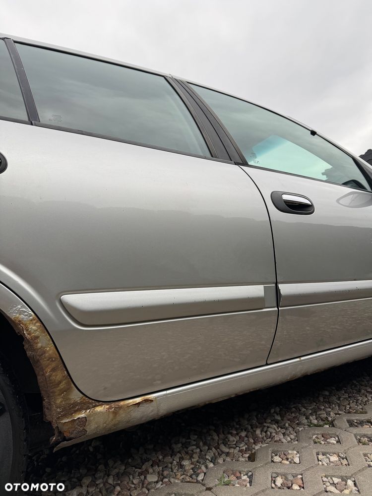 Nissan Almera 1.5 Visia + - 12