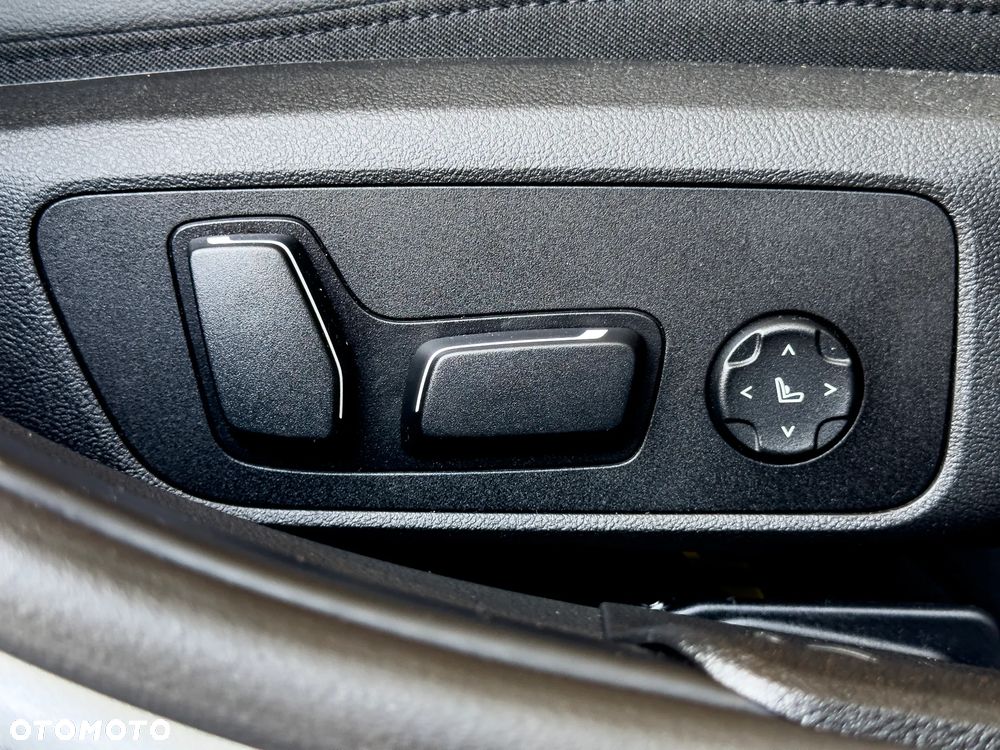 BMW Seria 3 318i Touring M Sport - 17