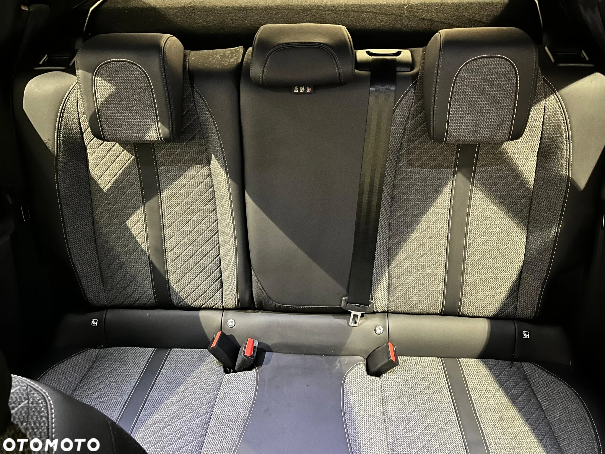 Peugeot 2008 PureTech mHEV Allure e-DCS6 - 12