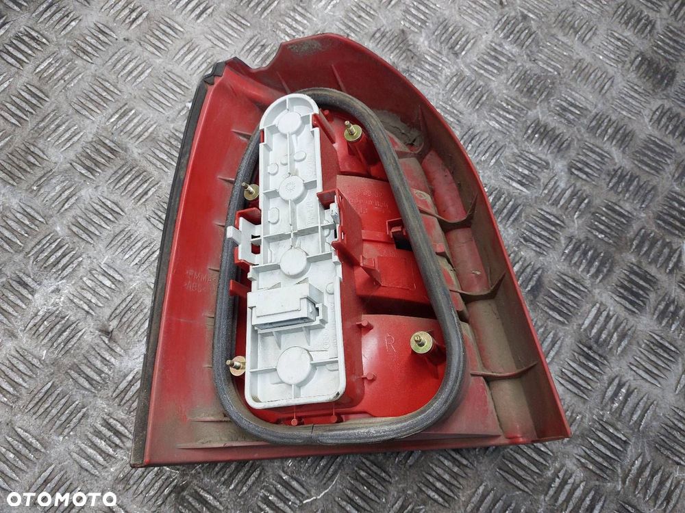 LAMPA PRAWY TYŁ AUDI A4 B5 AVANT KOMBI 8D9945096 - 2