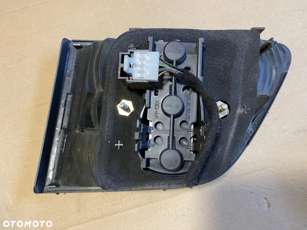 Lampa Fiat Stilo kombi w klapę prawa lewa OE - 4