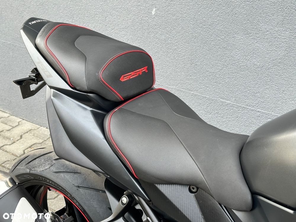 Suzuki GSR - 12