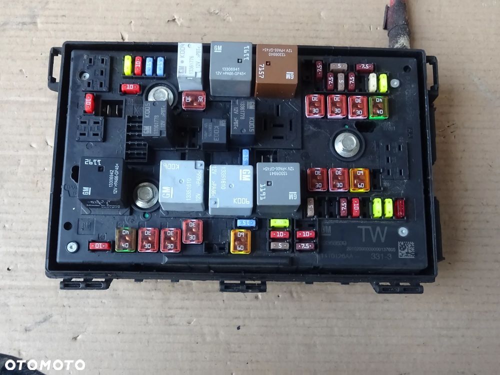 MODUŁ NADWOZIA SKRZYNKA BEZPIECZNIKÓW PRZÓD TW RU OPEL ZAFIRA C ASTRA J kod PIN - 2