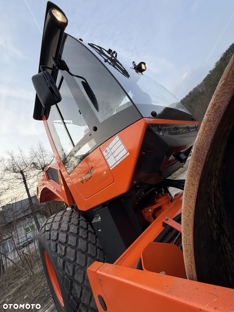 Bomag BW213 D-5 Walec Drogowy Terenowy 15 ton. Import Norwegia 2020 rok. 1050 Mtg. silnik DEUTZ 4cyl. 140 km. Maszyna nie różni się od Nowej z salonu! Klima wentylacja. Serwisy w Dekra AKTUALNE. Zero zniszczeń IGŁA !! Gotowa do długiej pracy. Po dużych serwisach eksploatacyjnych w Norwegii. Walec z Upadłości od pierwszego właściciela. Jego historia od nowosci to jedna robota na stadionie miejskim! Jedyna taka okazja! - 26