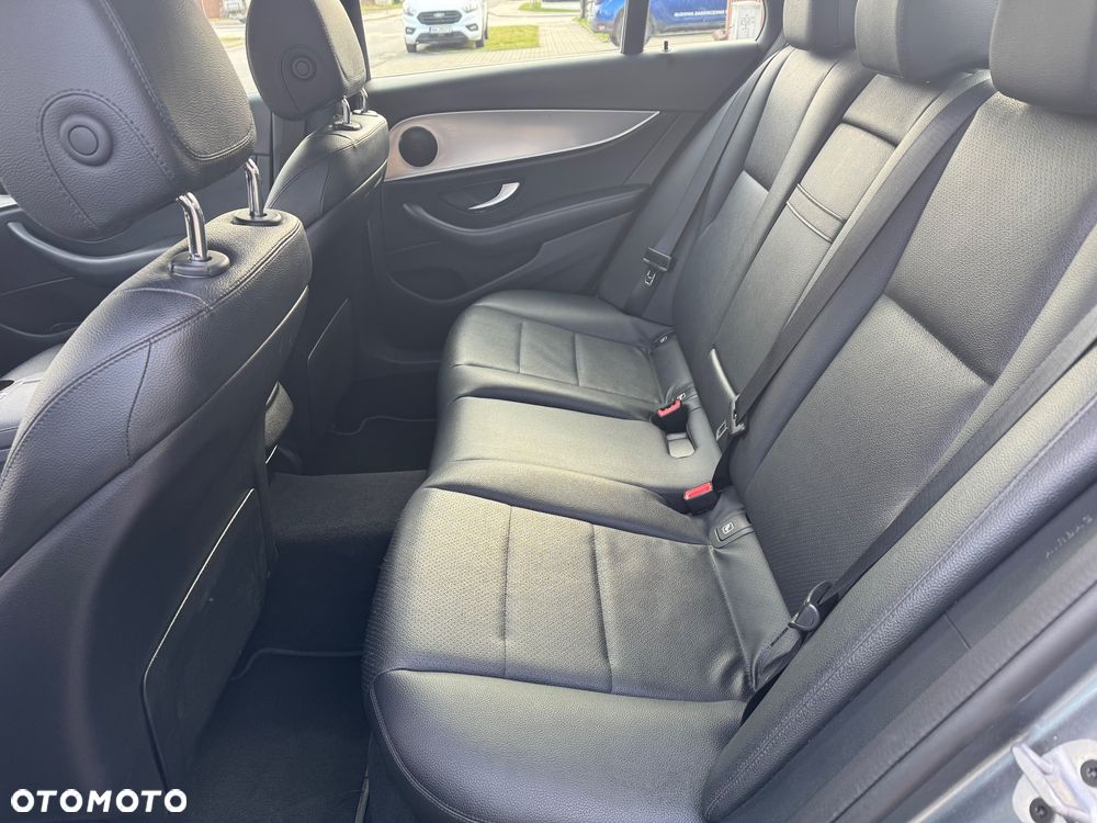 Mercedes-Benz Klasa E 220 d 4-Matic 9G-TRONIC - 24
