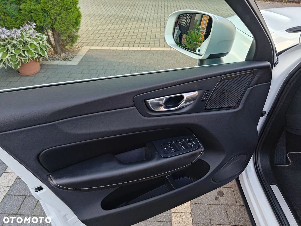 Volvo XC 60 T5 R-Design - 16