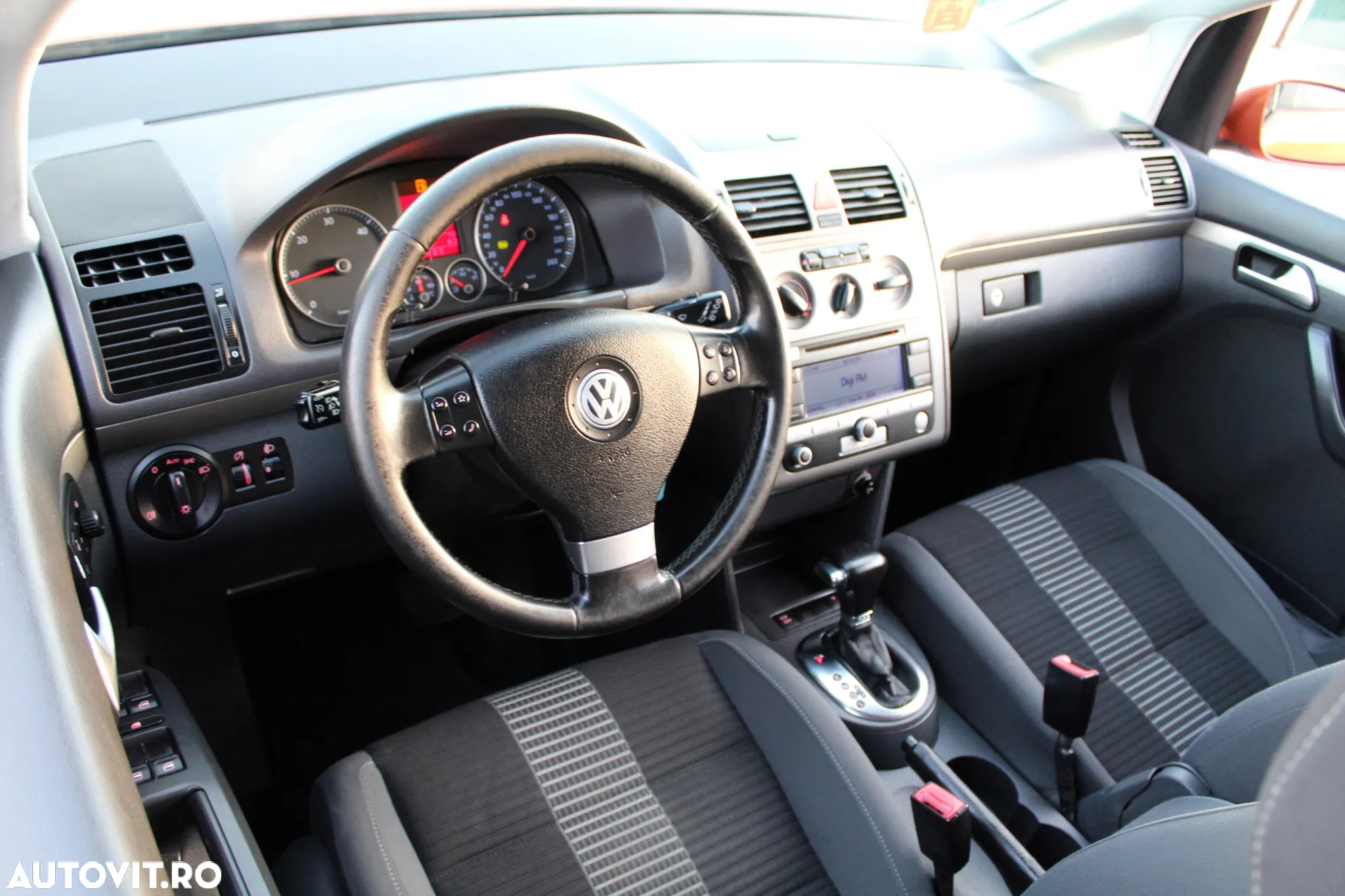 Volkswagen Touran 2.0 TDI DPF DSG United - 8