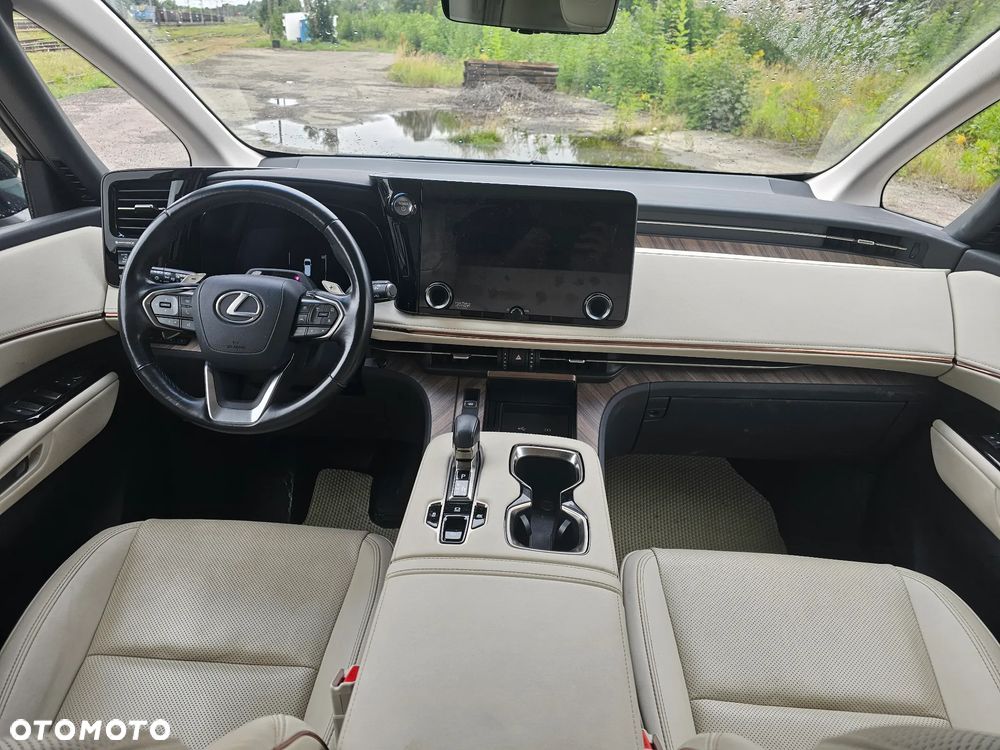 Lexus LM - 7
