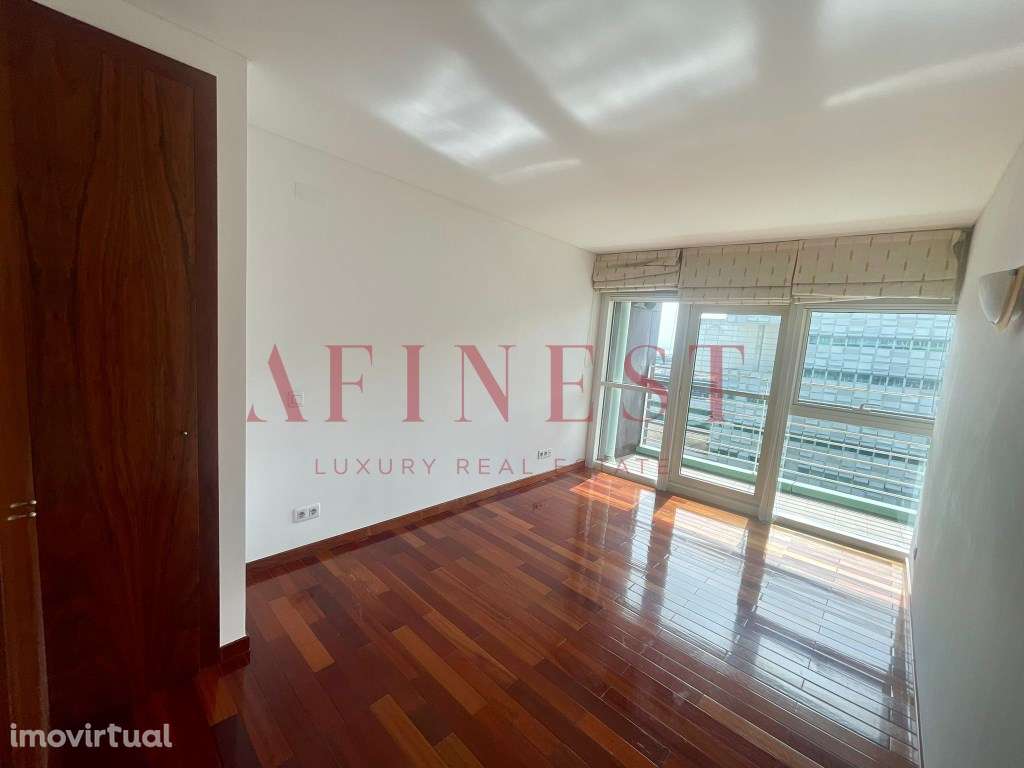 APARTAMENTO T2 COM VARANDA, GARAGEM E VISTA RIO - PARQUE DAS NAÇÕES - Grande imagem: 4/17