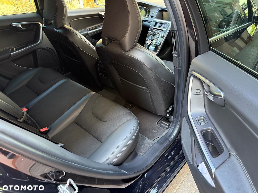 Volvo V60 D6 AWD Plug-in Hybrid Momentum - 7