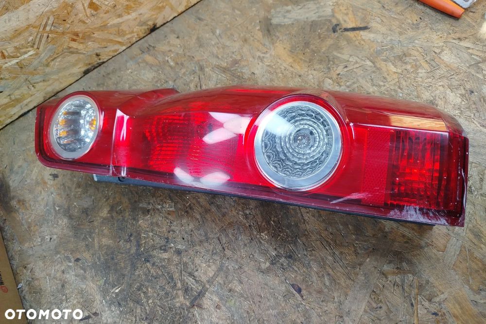 lampa tył prawa tylna kompletna do MERCEDES sprimter 906 06- lub Vw Crafter I 06- ,lekko przetarta -Foto