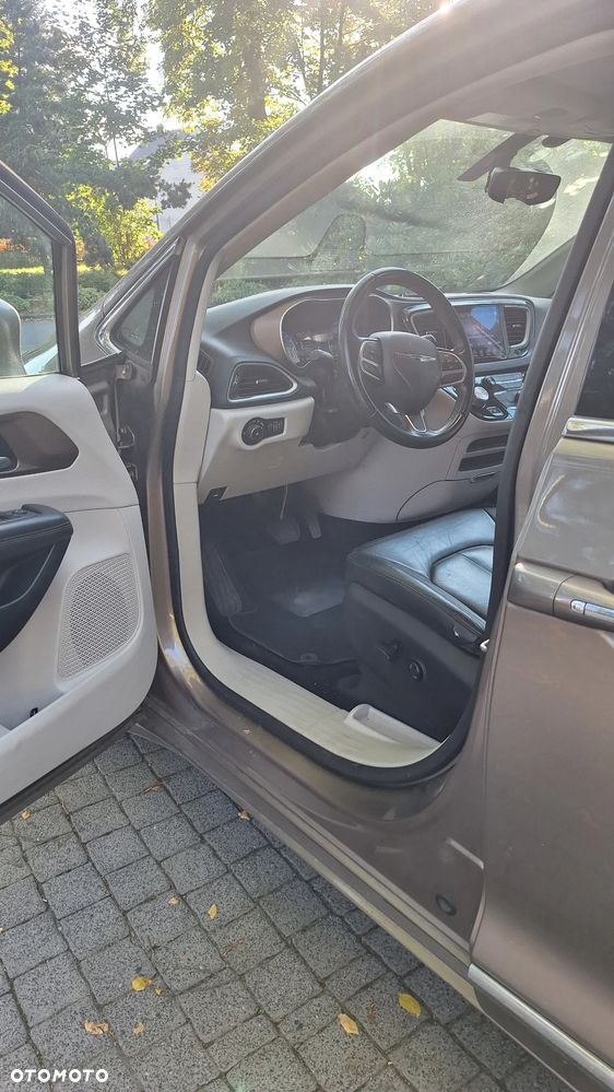 Chrysler Pacifica - 4