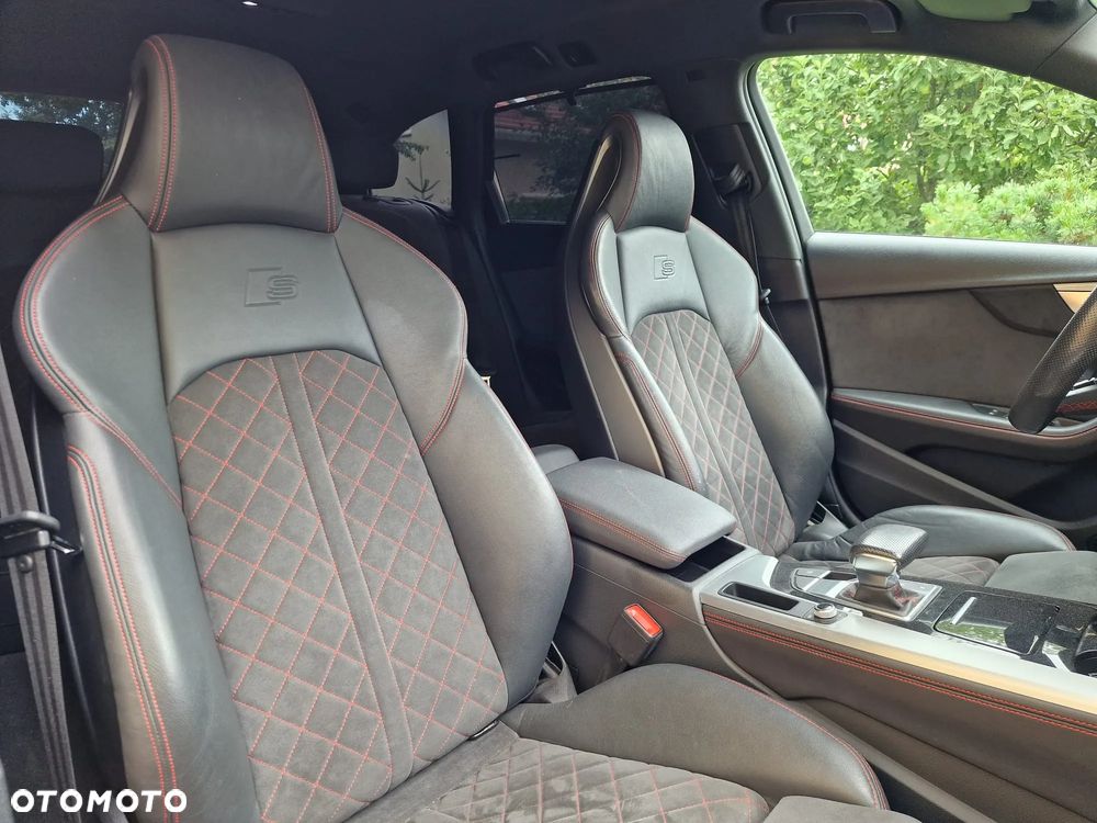 Audi A4 Avant 40 TDI quattro S tronic S line - 28