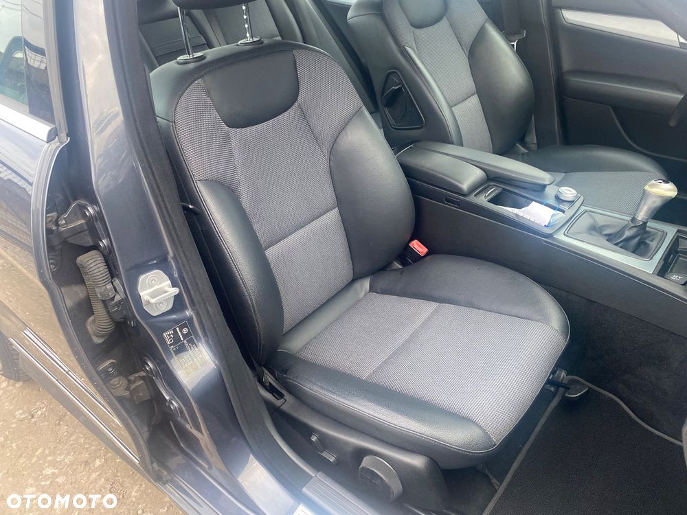 Mercedes-Benz Klasa C 180 CGI BlueEFFICIENCY Avantgarde - 25