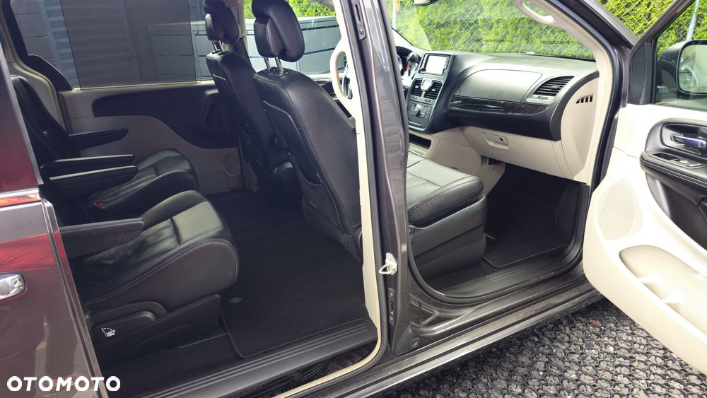 Chrysler Town & Country 3.6 Limited - 14
