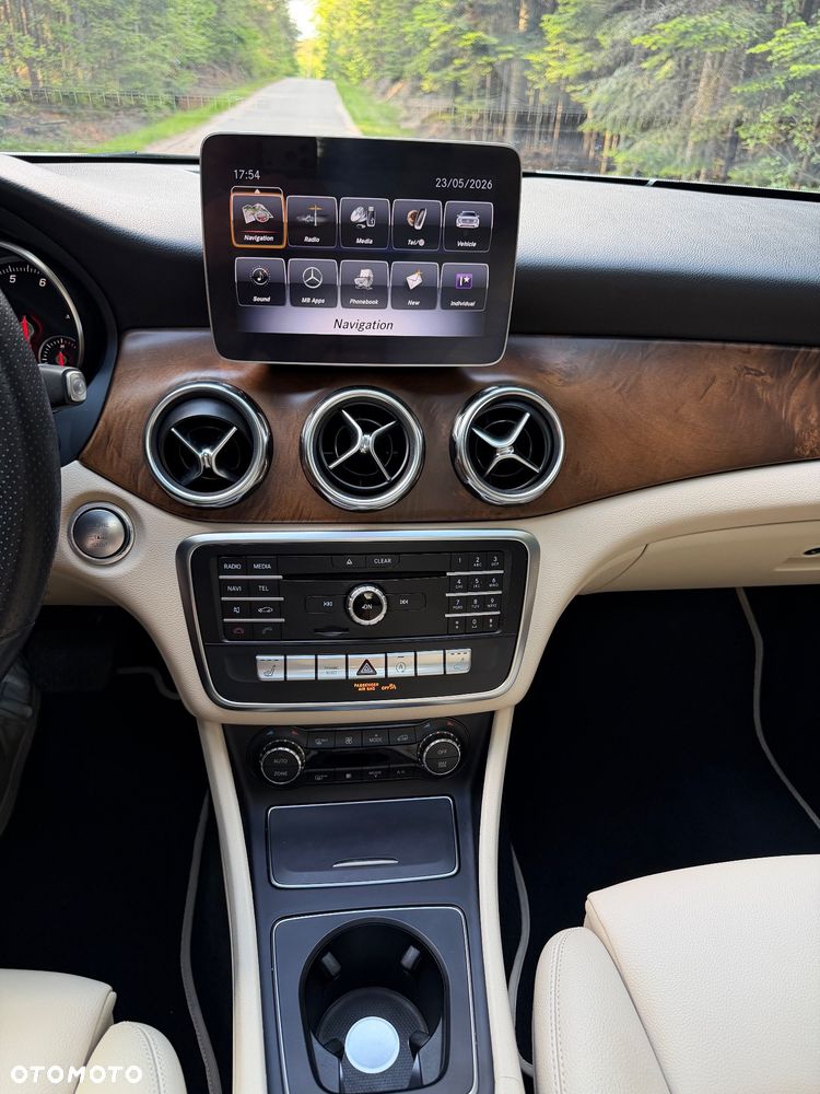 Mercedes-Benz GLA 250 7G-DCT - 14