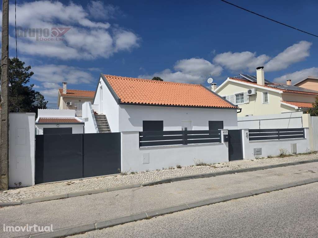 Moradia Isolada T3 +1 com Garagem e Logradouro em Quinta do Conde - Grande imagem: 2/40