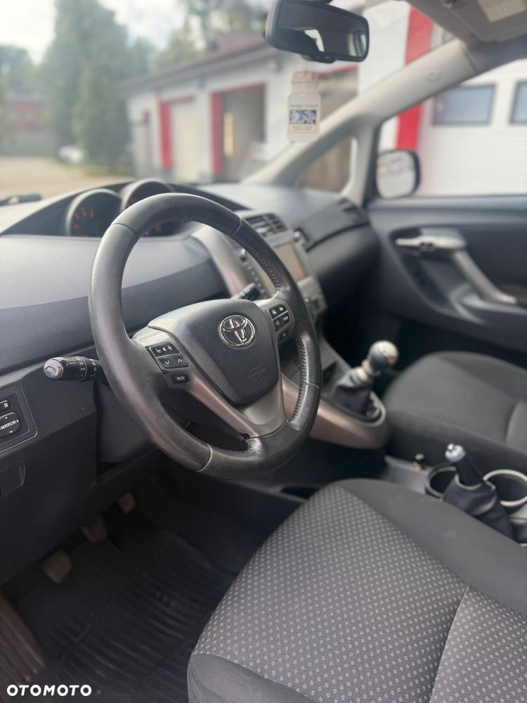 Toyota Verso 2.2 D-CAT Sol Plus NAVI 7os - 19