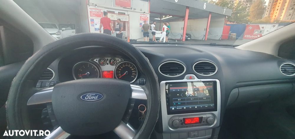 Ford Focus 1.6i Ghia - 12