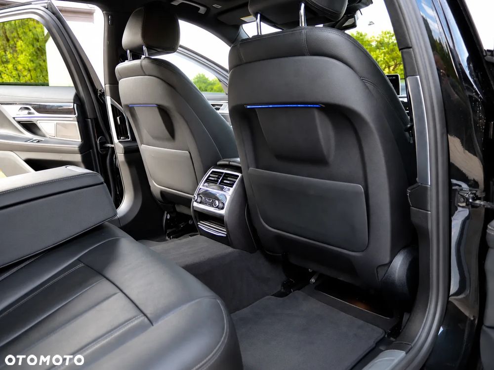 BMW Seria 7 740Li - 37