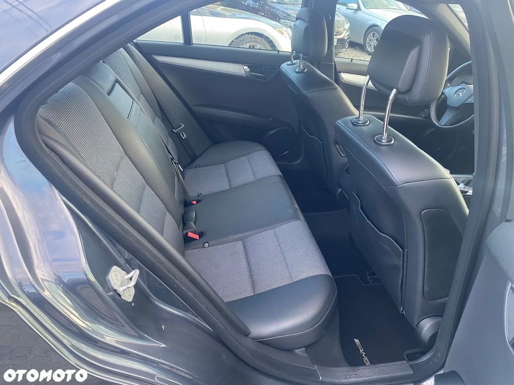 Mercedes-Benz Klasa C 180 CGI BlueEFFICIENCY Avantgarde - 33