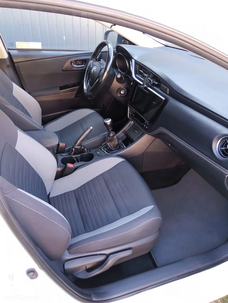 Toyota Auris 1.6 Premium - 8