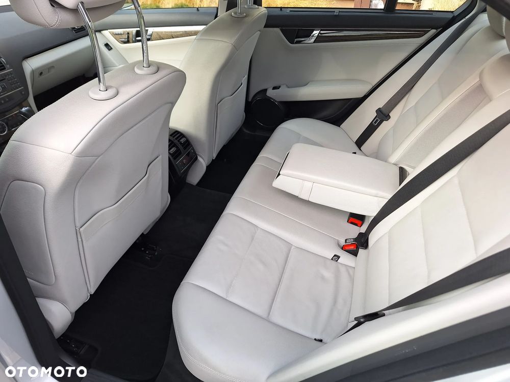 Mercedes-Benz Klasa C 250 CGI BlueEff Elegance - 16