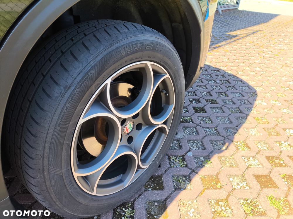 Alfa Romeo Stelvio 2.0 Turbo 16V AT8-Q4 Ti - 14