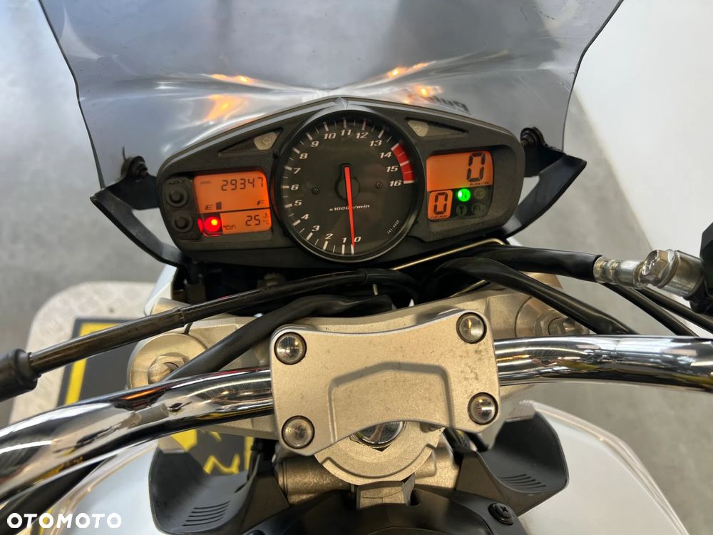 Suzuki GSR - 32
