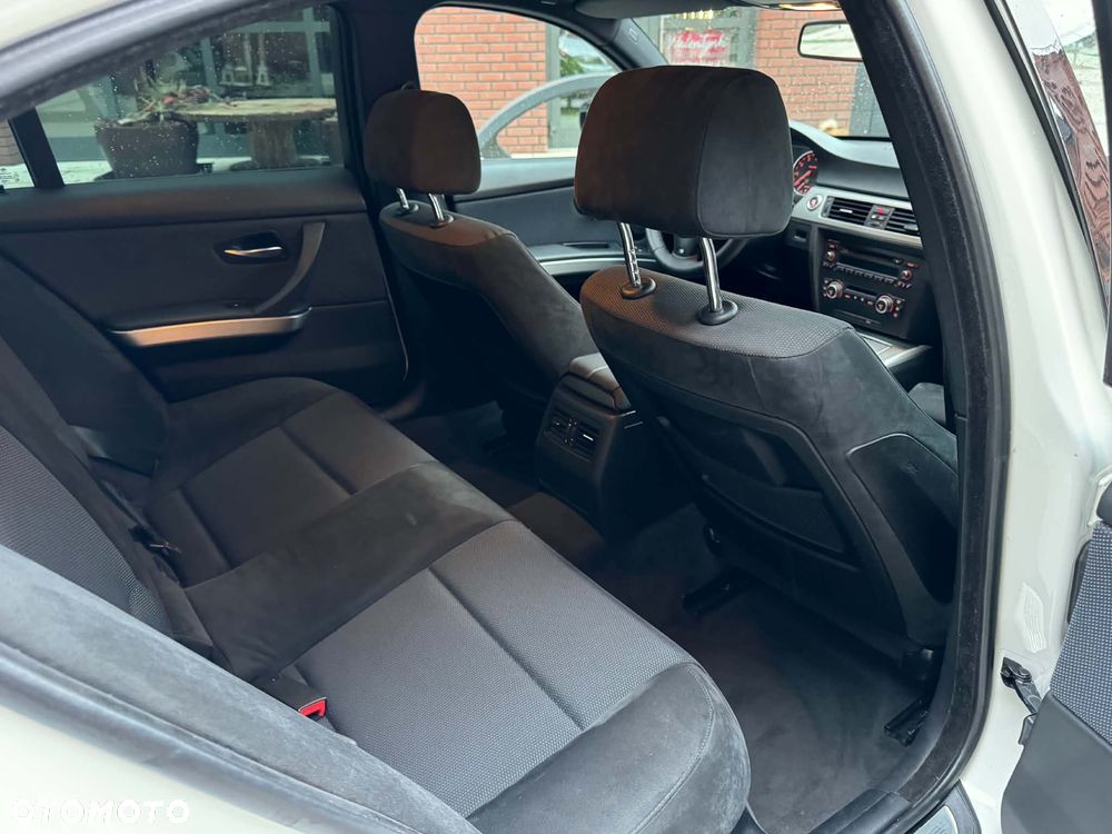 BMW Seria 3 320i - 30