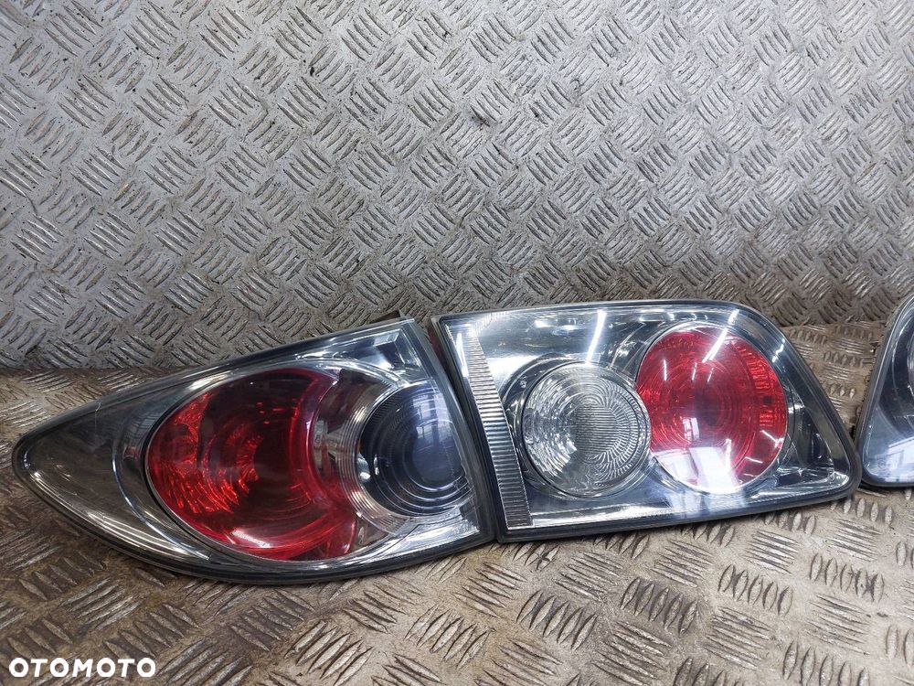 LAMPA LEWY TYŁ + PRAWY TYŁ W BŁOTNIK W KLAPĘ MAZDA 6 I GY KOMBI - 2