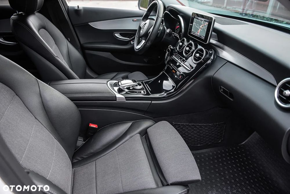 Mercedes-Benz Klasa C 180 9G-TRONIC AMG Line - 34