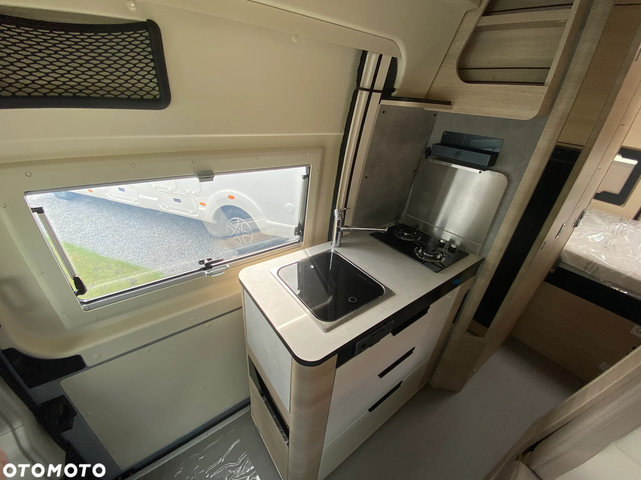 Rapido Fourgon V65 XL - 13