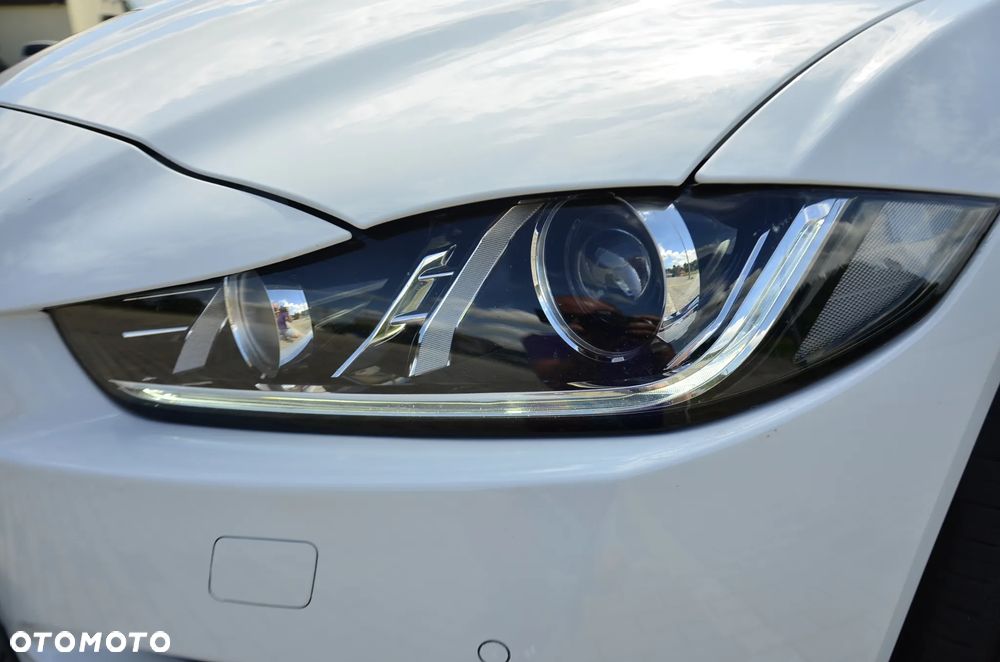 Jaguar XE 2.0 D Prestige - 33