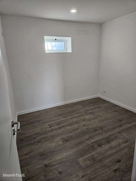 Arrenda-se apartamento T2 renovado, com boa luminosidade - Grande imagem: 4/10
