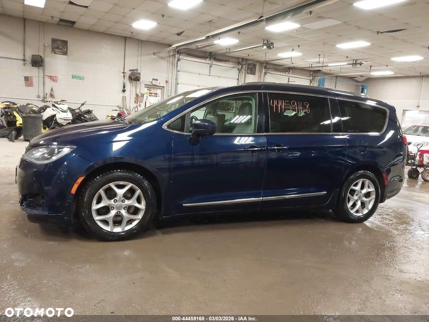 Chrysler Pacifica - 10