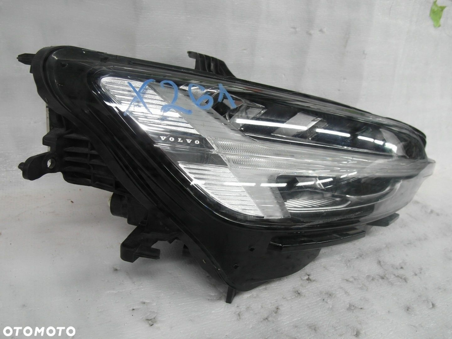VOLVO V60 II FULL LED LAMPA PRZEDNIA PRAWA RYSA NA SZKLE - 5