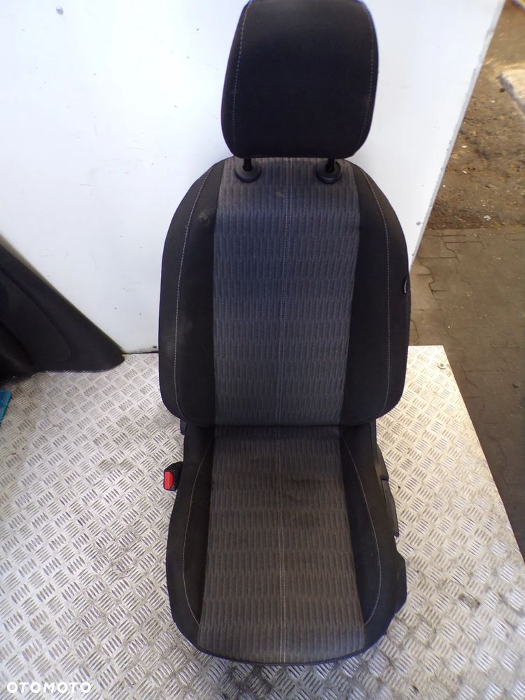 FOTEL LEWY PRZÓD KIEROWCY OPEL CORSA F - 1