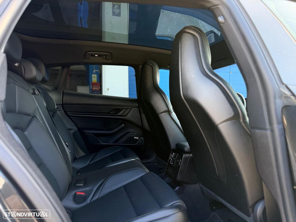 Porsche Taycan Cross Turismo 4S - 42