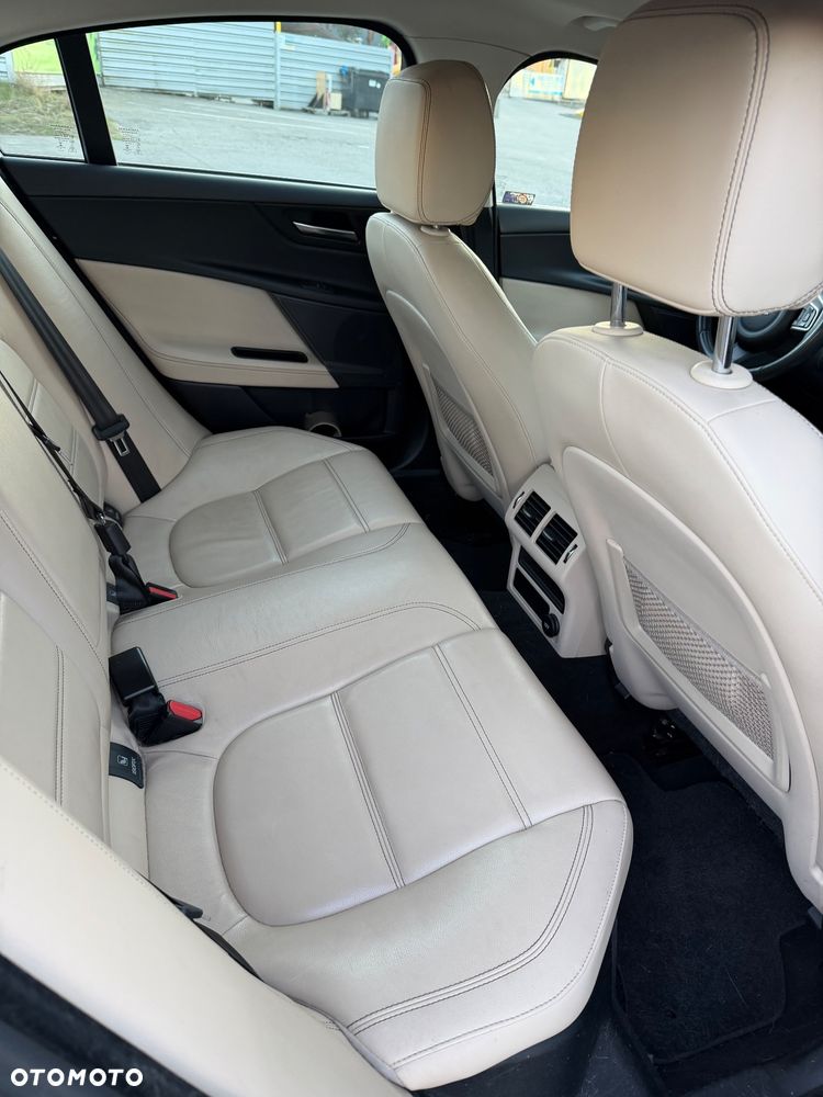 Jaguar XE 2.0 D Prestige - 13