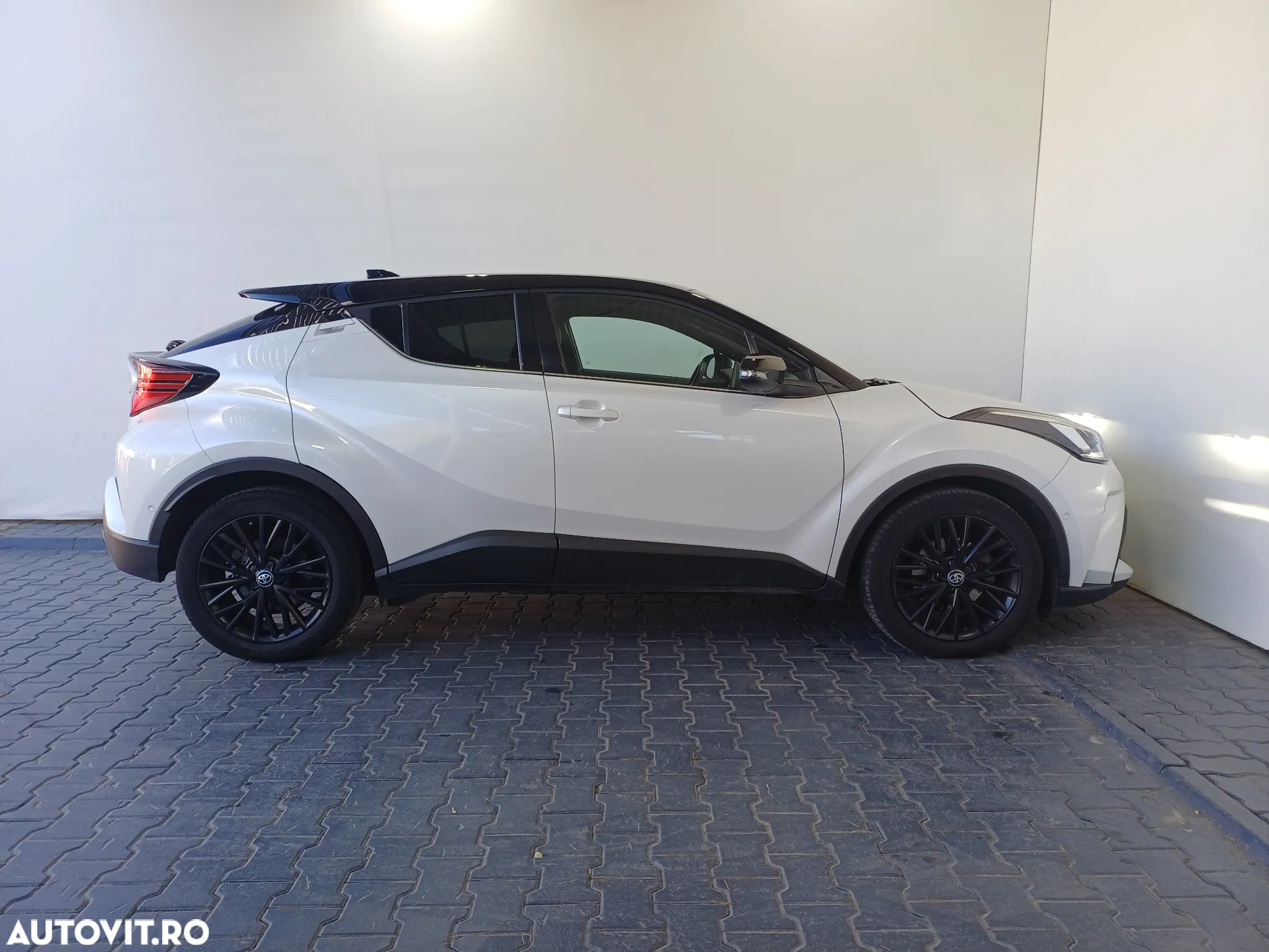 Toyota C-HR 2.0 HSD 184 CP 4x2 CVT Classy Bi-Tone - 31