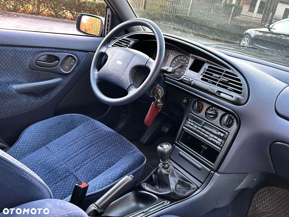 Ford Mondeo 1.6 CLX - 31