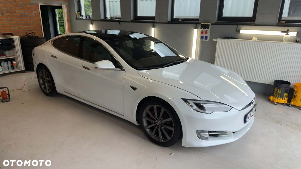 Tesla Model S - 1