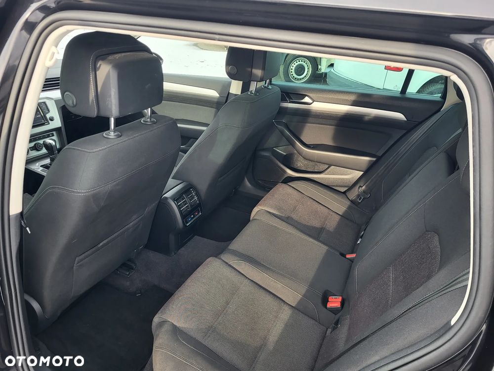 Volkswagen Passat 2.0 TDI SCR DSG Trendline - 10