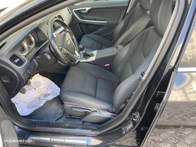 Volvo V60 2.0 D3 Momentum Start/Stop - 4
