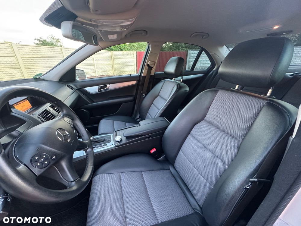 Mercedes-Benz Klasa C 180 CGI Automatik BlueEFFICIENCY Avantgarde - 31