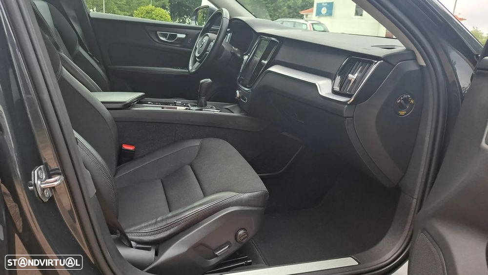 Volvo V60 2.0 D3 Momentum Plus - 25
