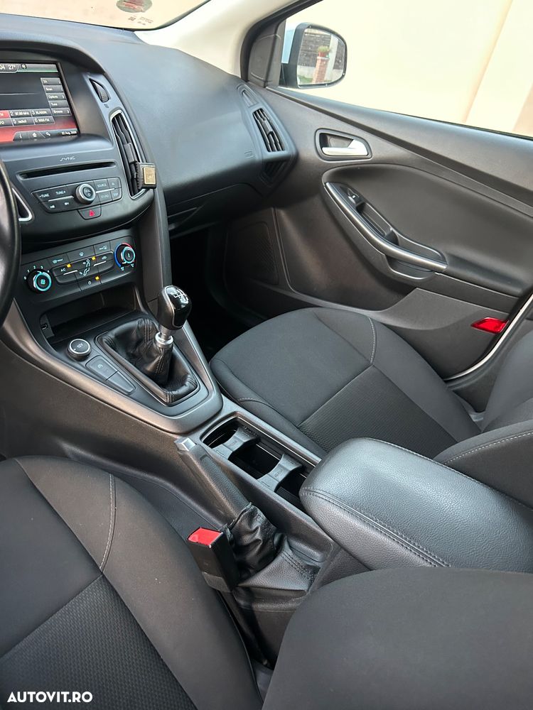 Volkswagen Golf 1.6 TDI Highline - 5